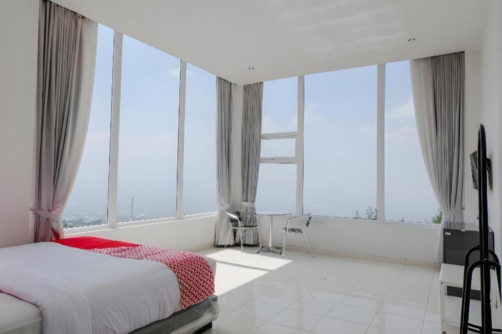Oyo 1194 Villa Bukit Panderman Residence Batu  Kültér fotó